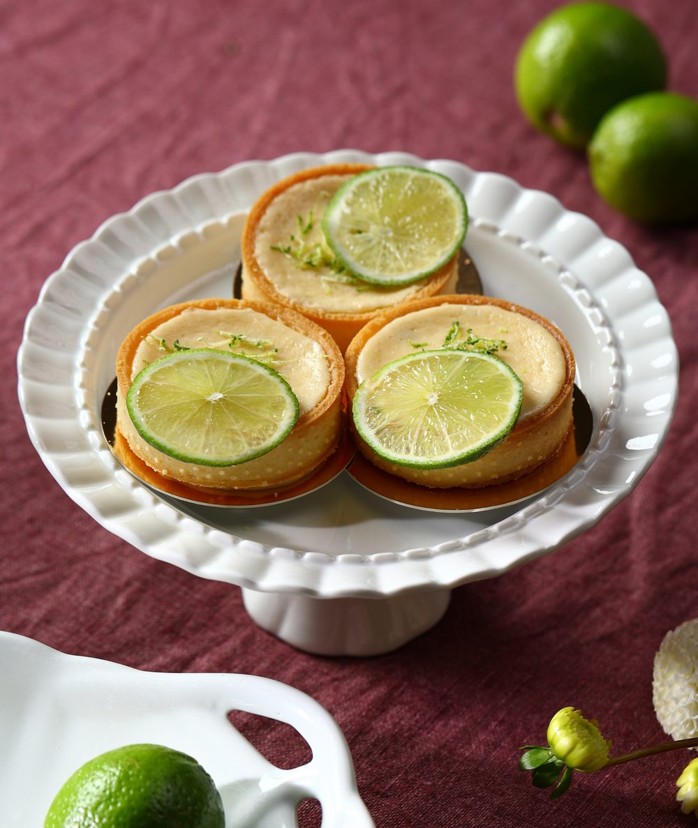 Tartaletki limonkowe na paterze