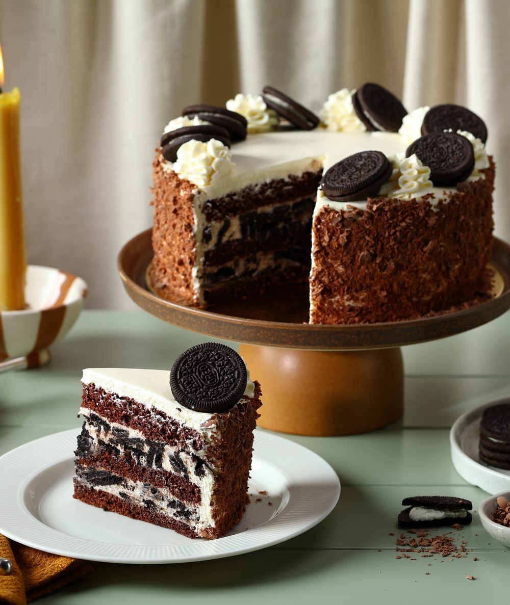 Tort OREO pokrojony, z kawałkiem na talerzu